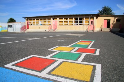 Cour de l'école maternelle et élémentaire