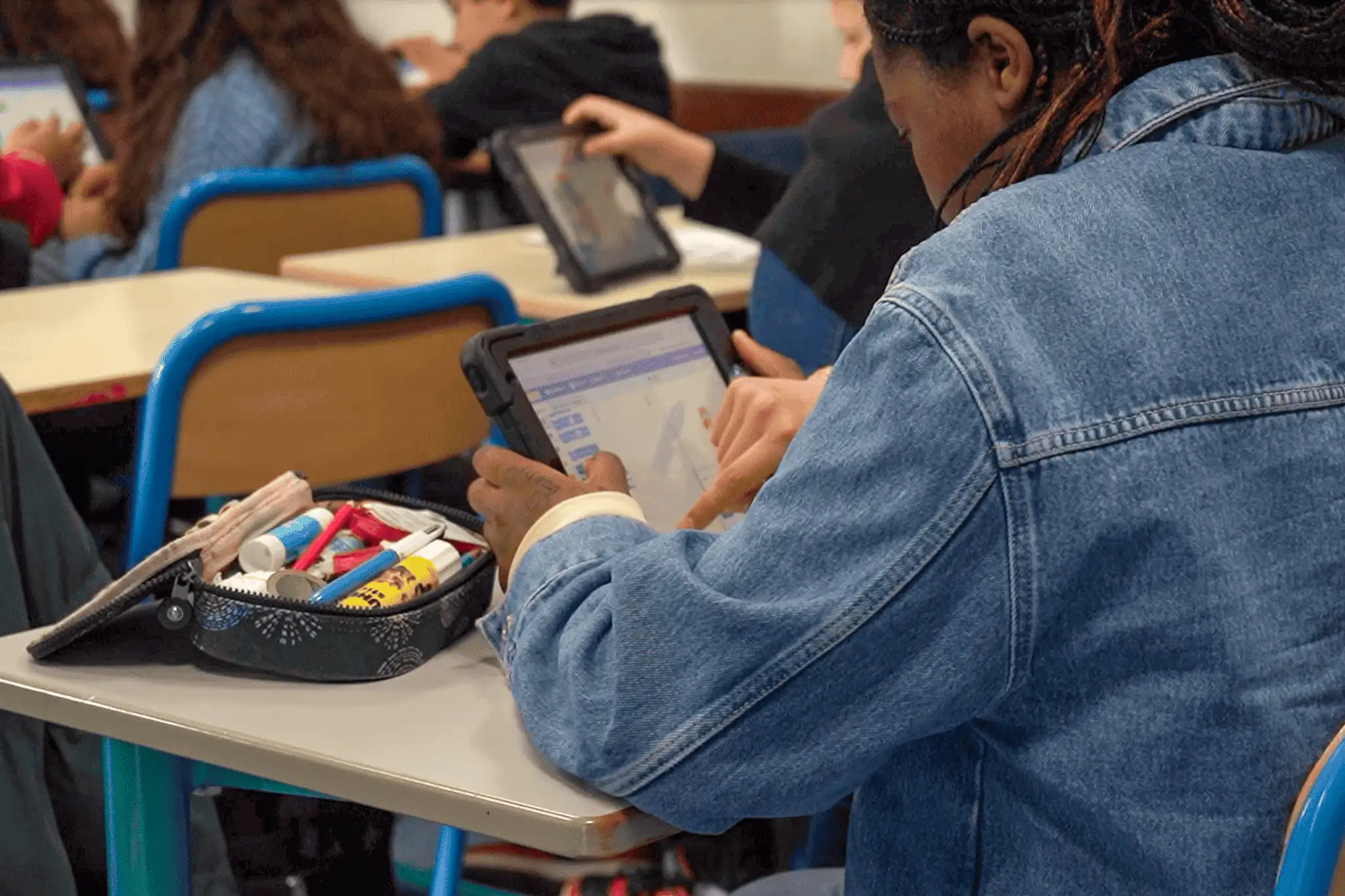 Collégiens sur une tablette